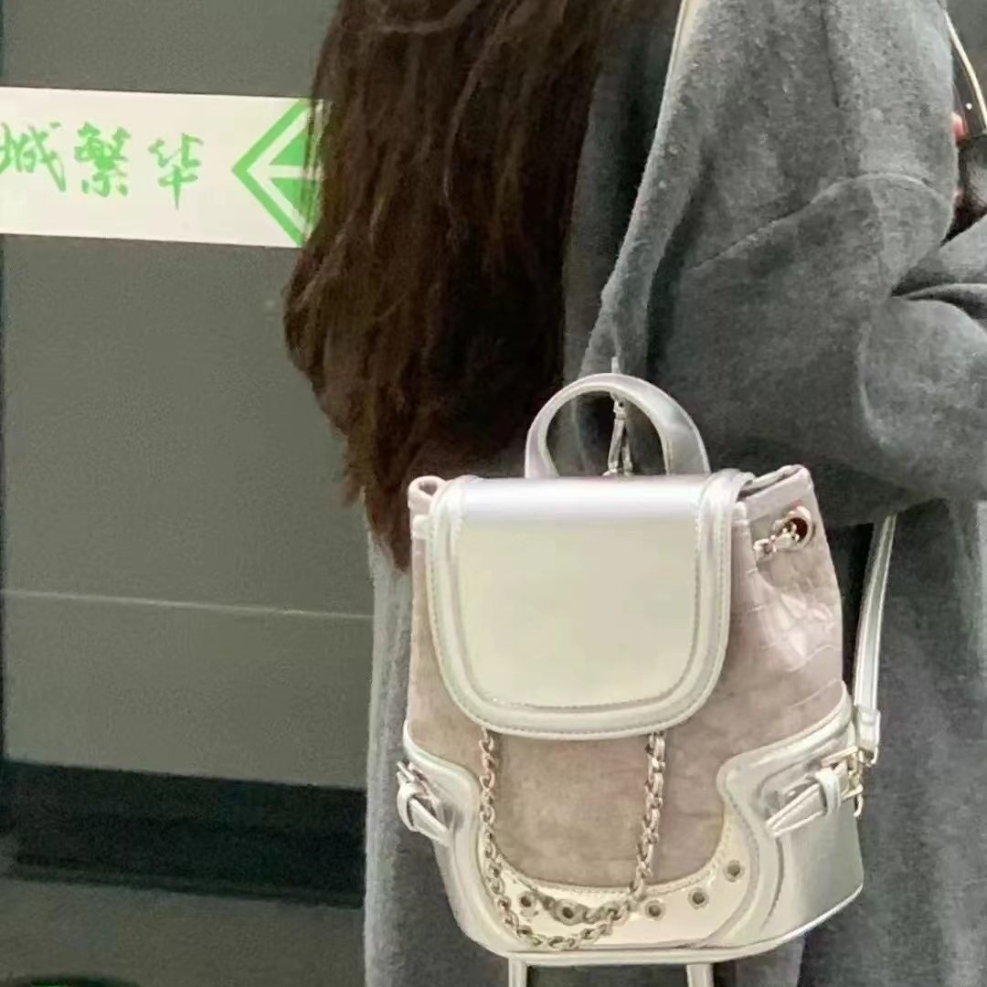 藕粉鳄鱼纹银色链条通勤双肩包