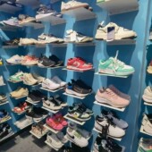 店货架运动鞋 托专卖店鞋 货架商场鞋 鞋 包架上墙鞋 托展示架展示一双