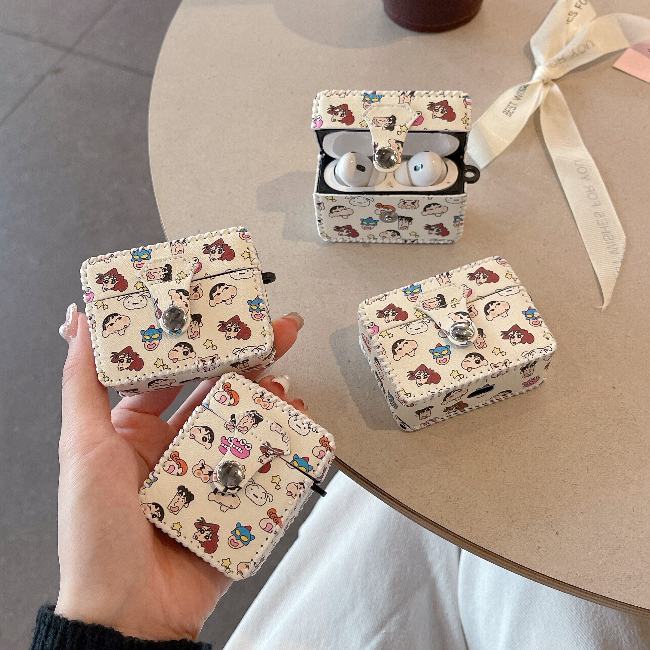 蜡笔小新适用苹果AirPodspro2耳机壳airpods2/3/4代耳机保护套airpodspro3代个性时尚一体无线蓝牙耳机套