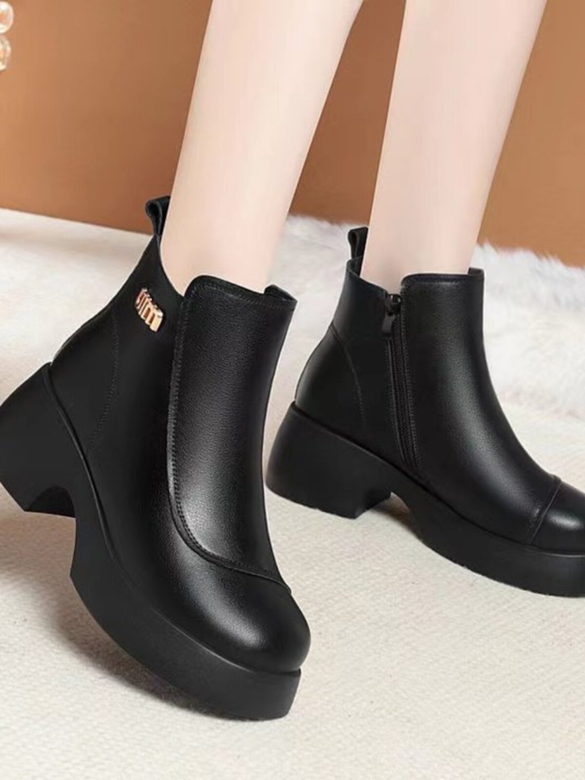 가죽 여성 부츠 2023 새로운 겨울 쇠가죽 채찍으로 치다 두꺼운 뒤꿈치 엄마 부드러운 밑창 짧은 부츠 두꺼운 밑창 마틴 부츠