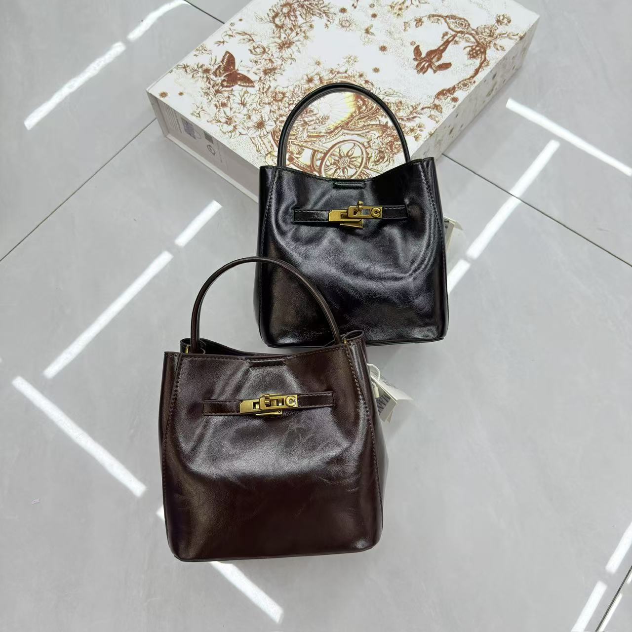 油蜡皮水桶包包女式2025新款秋冬百搭单肩斜挎包女款小众手提女包