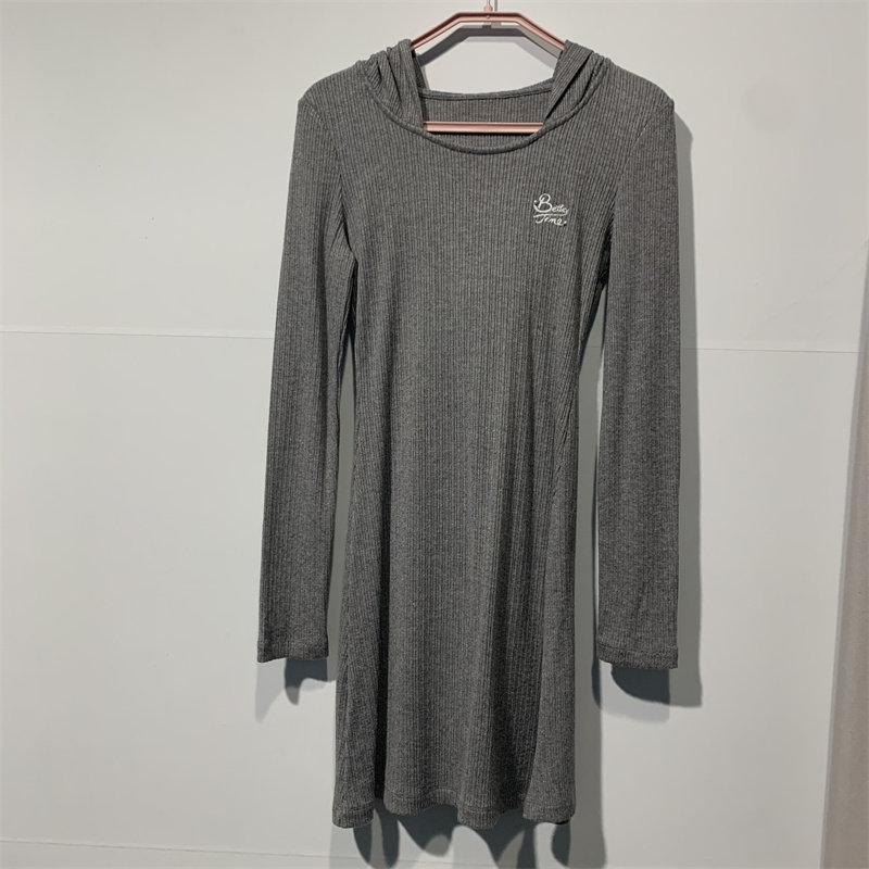 剪标尾单灰色刺绣紧身连衣裙 甜美辣妹性感包臀裙修身裙