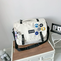 Белая космическая подвеска, значок