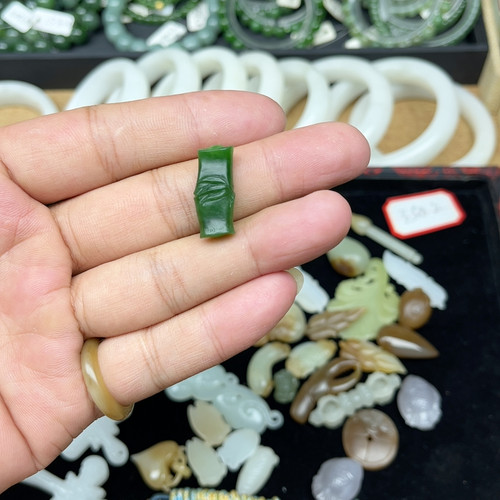 俄碧菠菜绿竹节锁骨坠