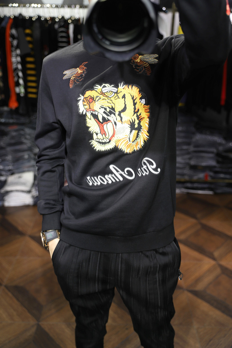 欧洲站秀场定制秋时尚重工刺绣虎头玫瑰黑色圆领修身个性男士卫衣