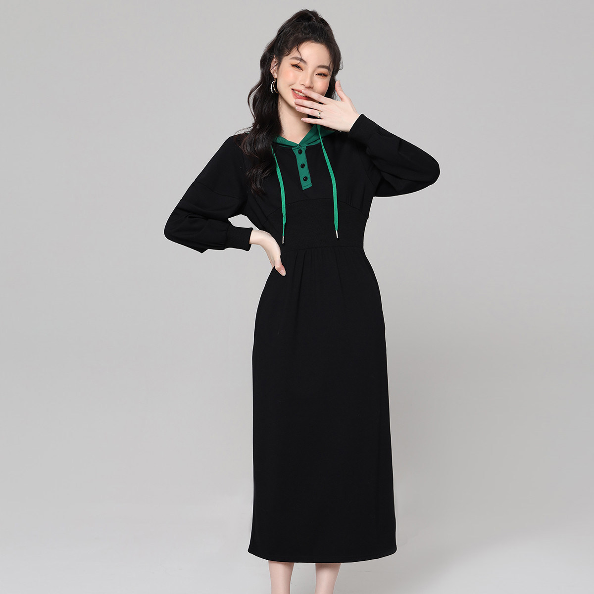 美丽衣橱秋季新款气质收腰过膝针织裙子时尚连帽卫衣连衣裙女显瘦