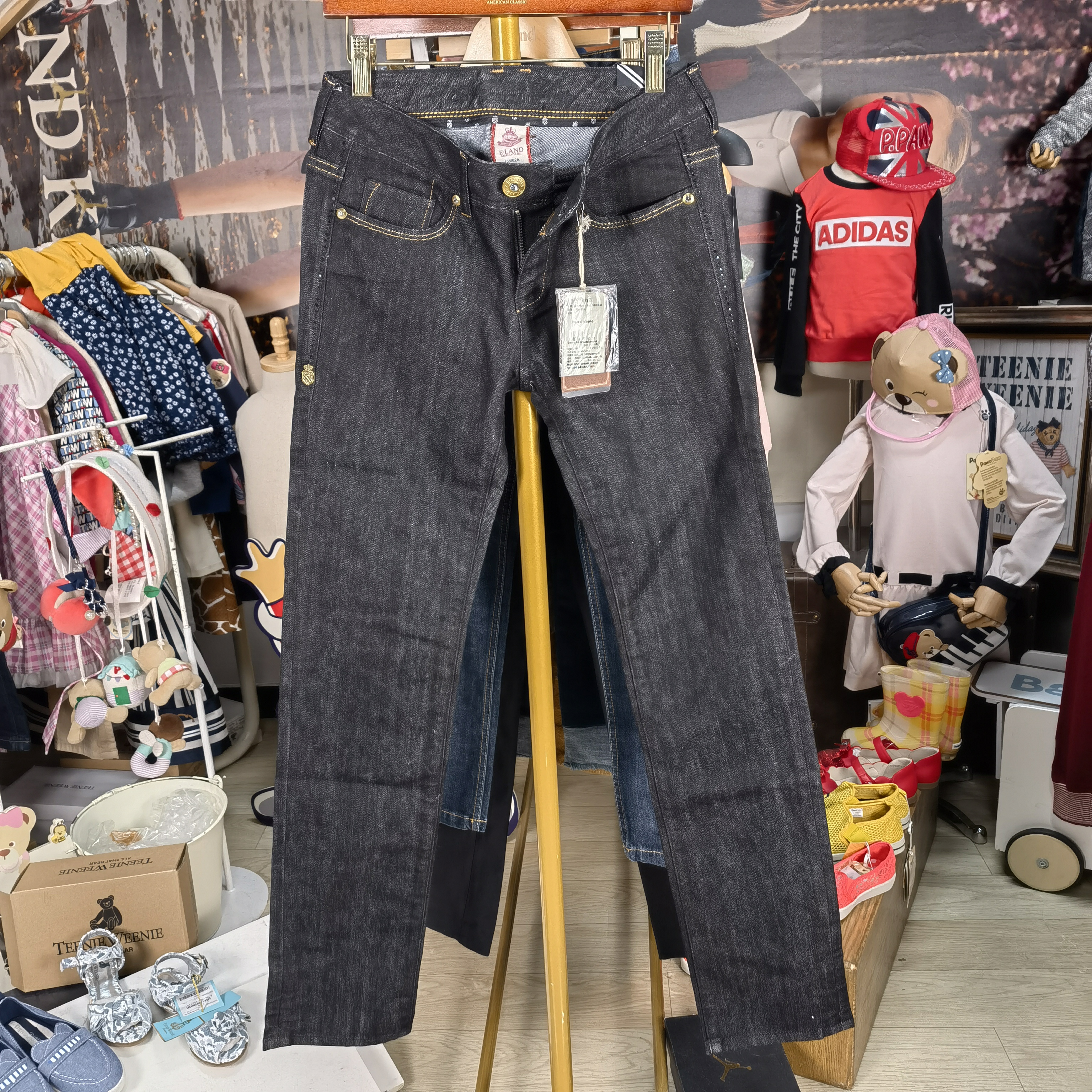 依恋女士冬款黑色直筒中腰牛仔裤