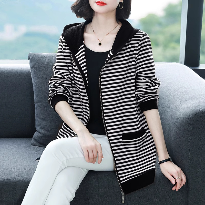 中年妈妈春装连帽卫衣女横条纹