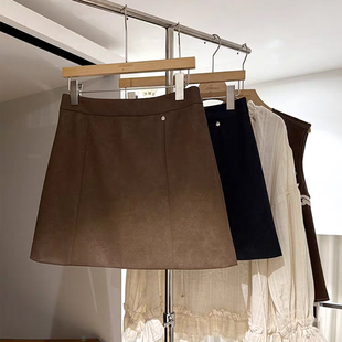 皮裙半身裙2025新款哑光柔软磨砂皮秋冬高腰防走光波嬉风a字短裙