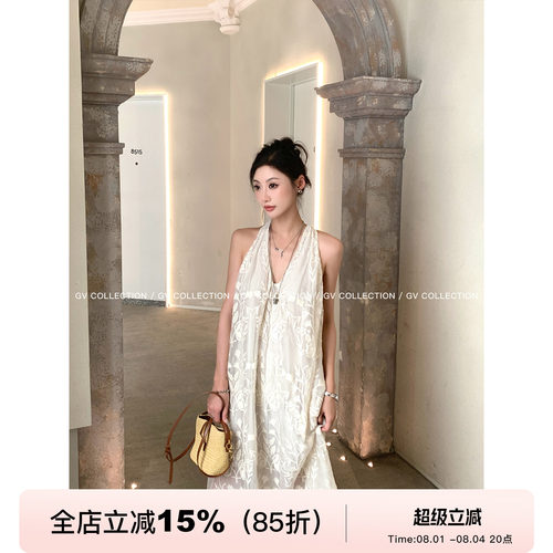 立体刺绣v领度假系挂脖连衣裙