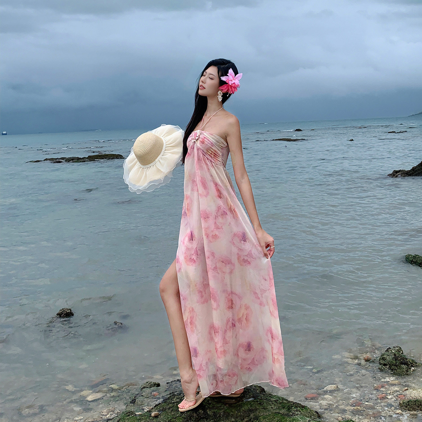三亚海边度假沙滩裙法式挂脖连衣裙露背开叉长裙性感ootd印花雪纺