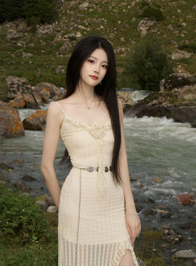 波西米亚风白色蕾丝吊带连衣裙女夏度假旅游穿搭显瘦长裙