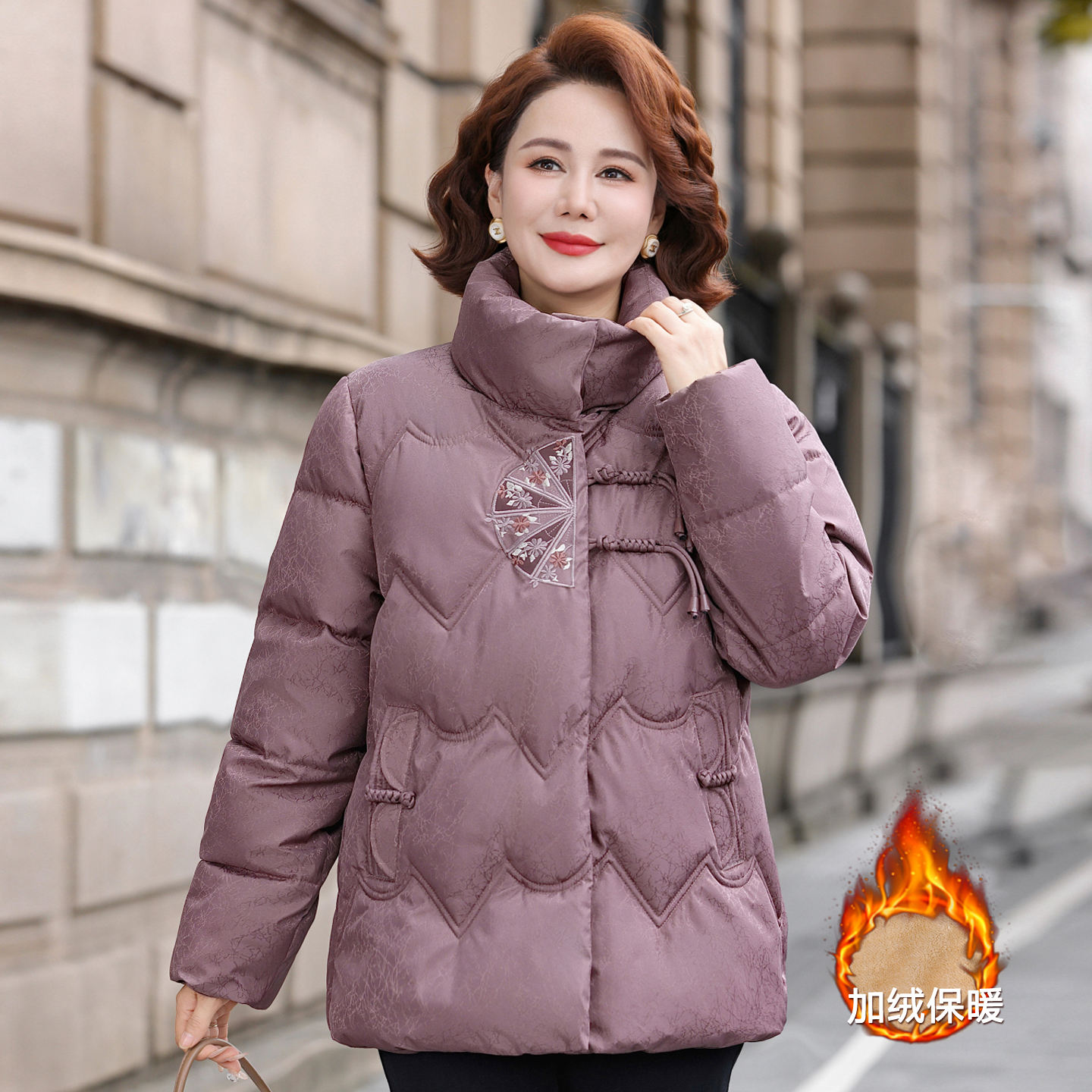 妈妈冬装新款刺绣保暖羽绒棉服