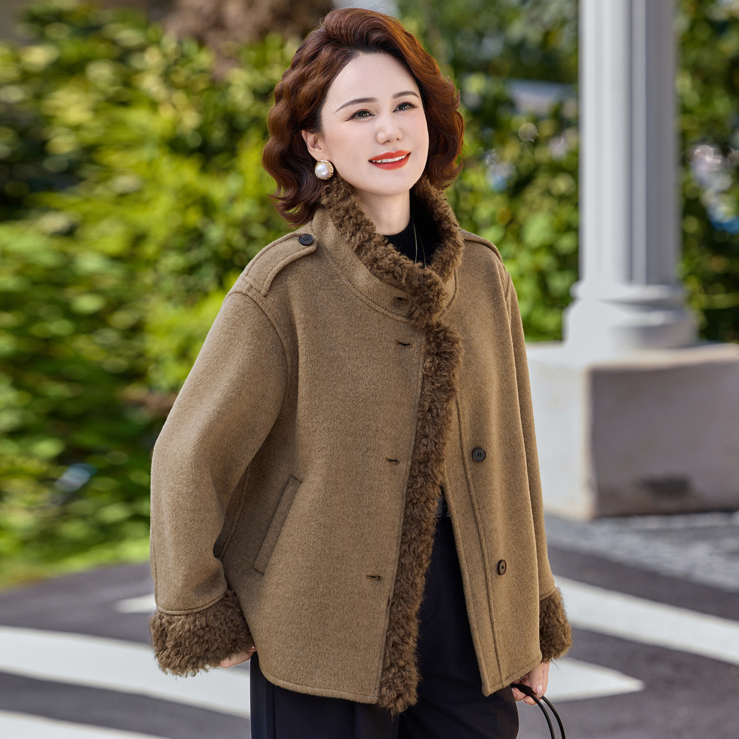 妈妈秋冬皮毛一体外套短款气质2026新款中老年女厚仿皮草夹克上衣