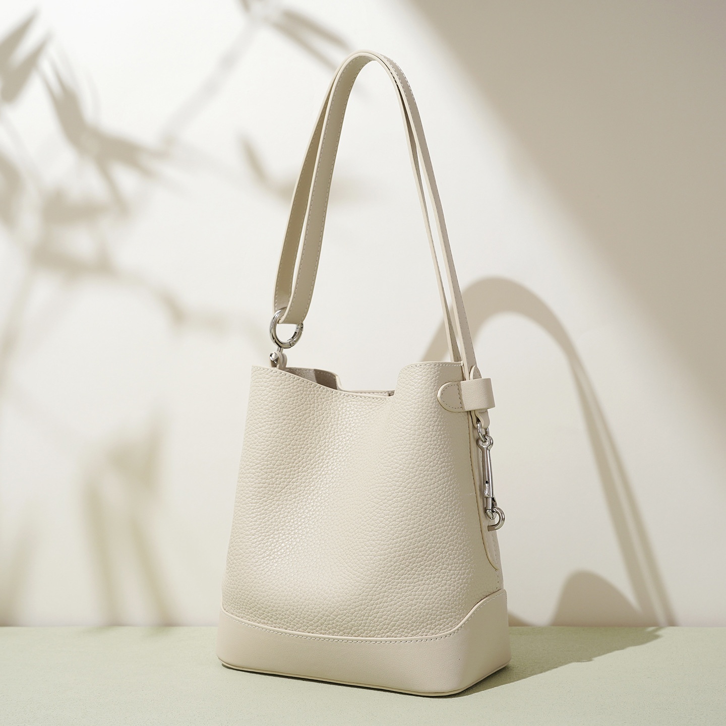 秋冬2025新款大容量时尚简约水桶包荔枝纹真皮单肩包小众斜挎包女