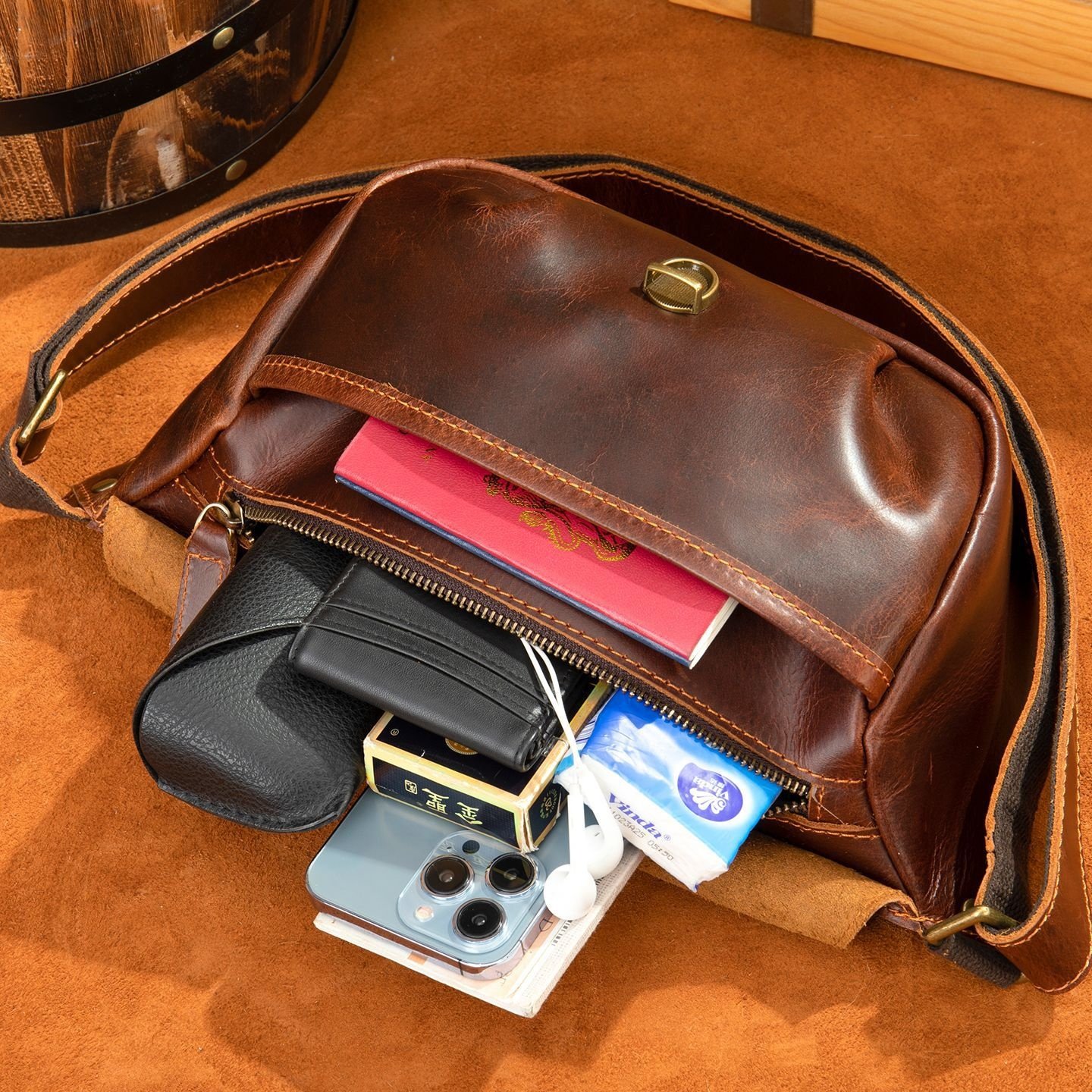 秋冬新款真皮男包疯马皮胸包复古牛皮时尚个性单肩包休闲男士,箱包皮具/热销女包/男包,胸包,淘宝优惠券,粉丝福利购,淘宝优惠卷