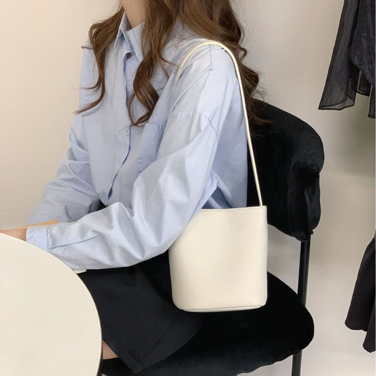 旅行通勤简约小水桶包真皮包包女2026新款头层牛皮单肩腋下斜挎女