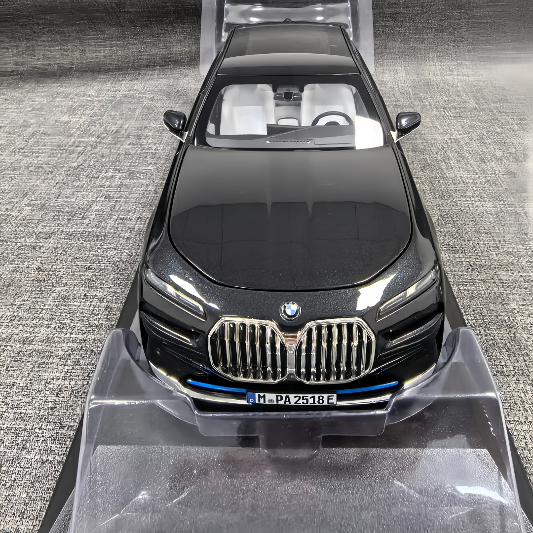 宝马BMW原厂i7精品合金车模118