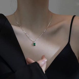 方形祖母绿钻项链女新款小众设计锁骨链轻奢女士吊坠高级感配饰品