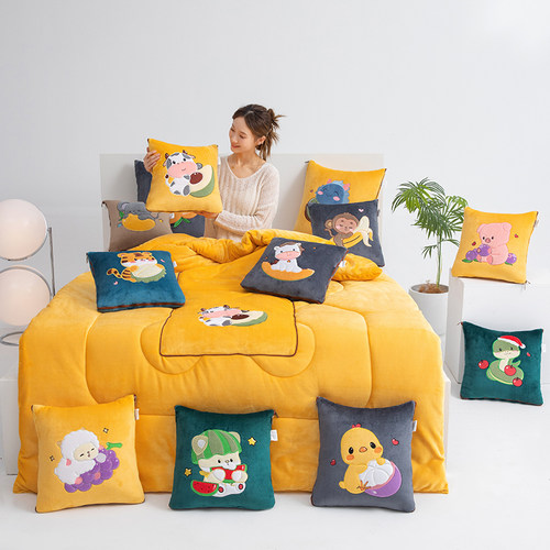 加厚十二生肖牛奶绒抱枕被子两用