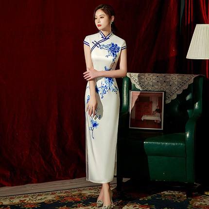 爱旗中式女走秀款复古新款2024改良旗袍长款双层演出服青花瓷