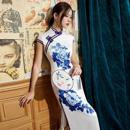 爱旗舞台2024青花瓷定位女长款双层演出服大旗袍新款装牡丹走秀款