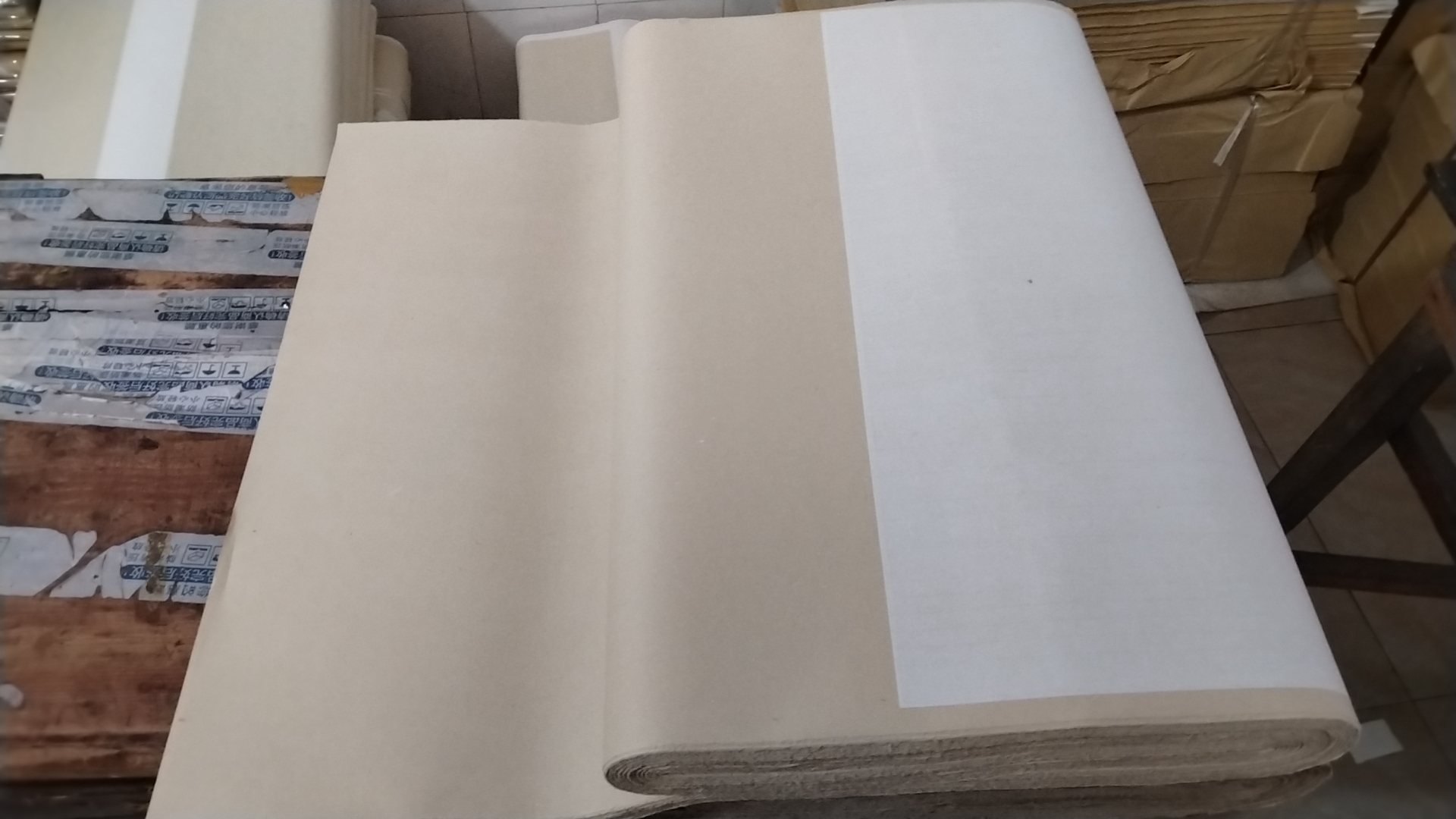 本品分为纯正仿手工4尺6尺屏毛边纸8尺屏毛边纸，颜色为淡黄色，属于高档毛边纸，适合练字，也适合制作古籍和装裱！润墨效果好，纸质厚实，细腻，纸上有纯竹浆特有的竹纤维。1刀起包邮送礼品！本品为厂家直销，直接让利给每一位书画朋友！本品支持实体店，学校批发！！！