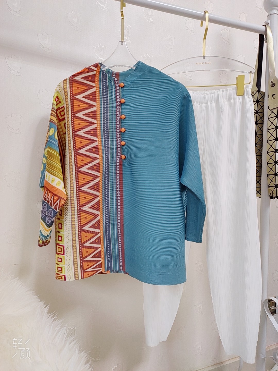 褶子一生家三宅褶皱新品2020年春夏图腾拼接包扣T恤上衣女士大码