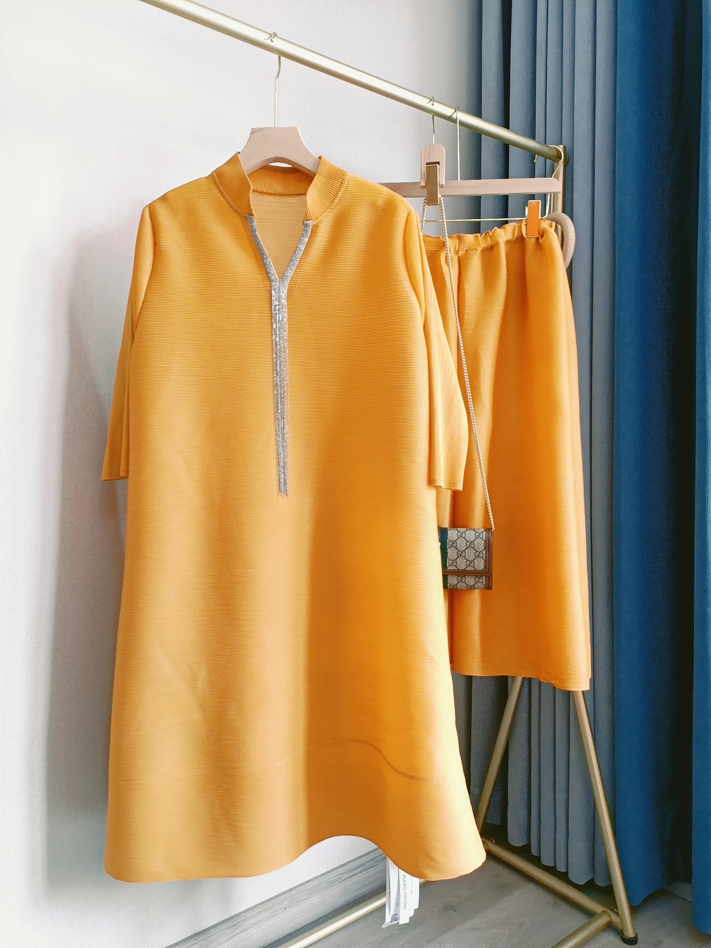 秋季新款2021年秋季纯色加配饰设计橙色套装连衣裙 裤子不可单卖