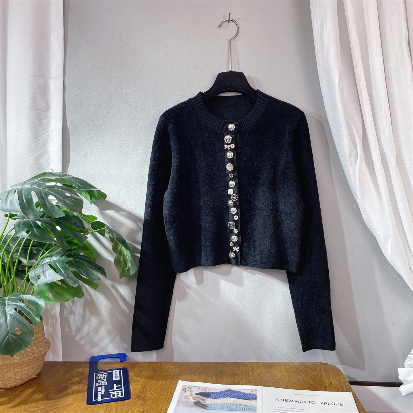 2025秋小香风高级金属纽扣名媛短款针织开衫女黑色千金感修身上衣