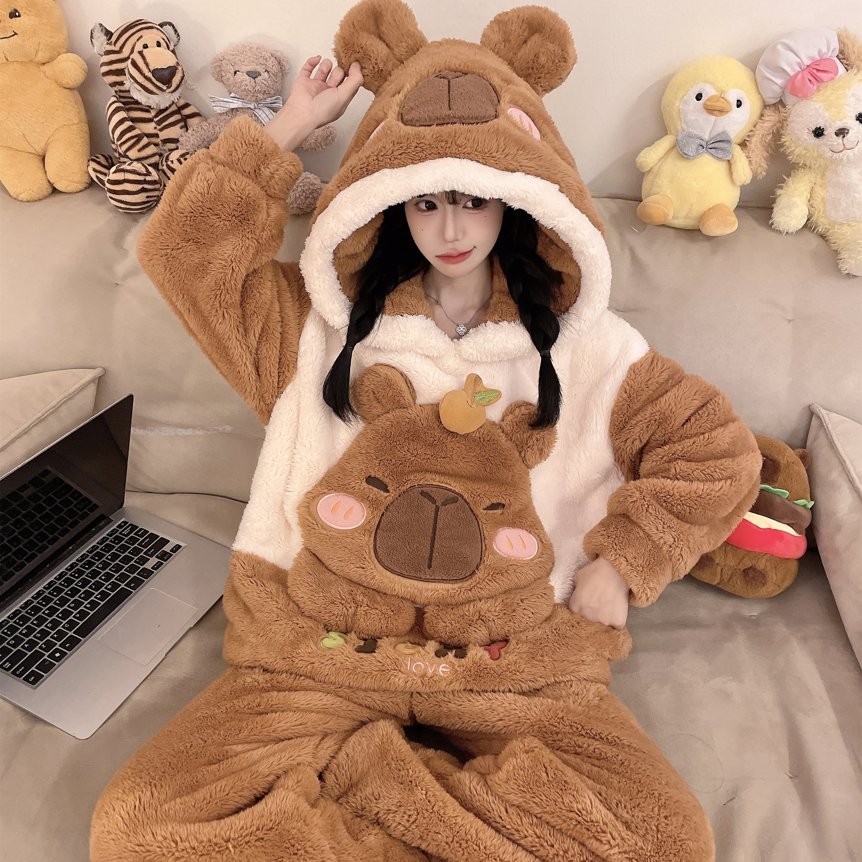 可爱卡皮巴拉珊瑚绒连帽睡衣女