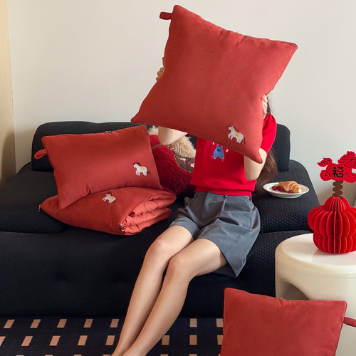 2026新款红小马抱枕被子两用