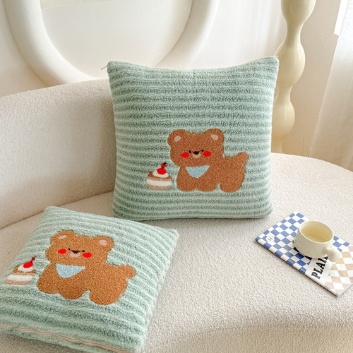 可爱小熊牛奶绒抱枕被子两用