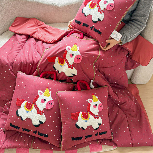 红色小马四季两用抱枕被车上靠垫