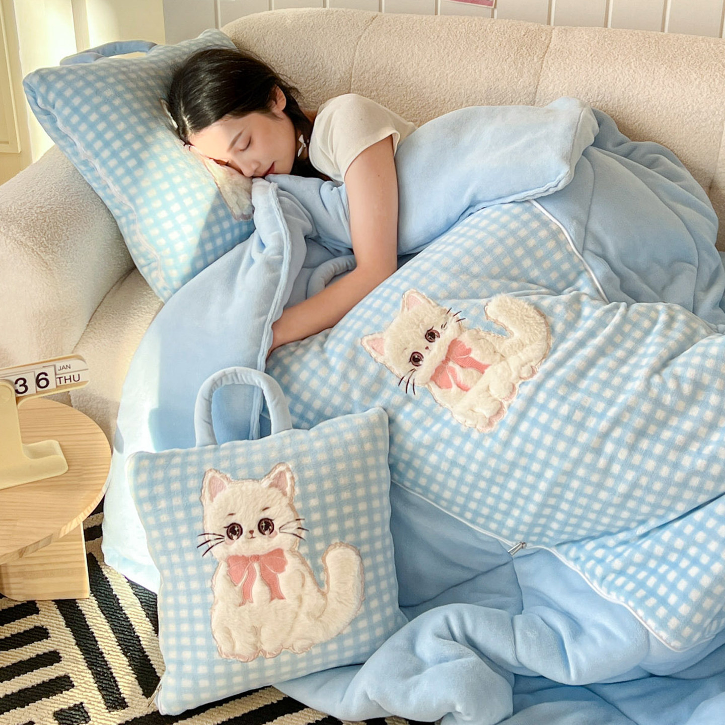 卡通猫咪抱枕被子两用牛奶绒加厚格子办公室午睡二合一毯车上靠垫