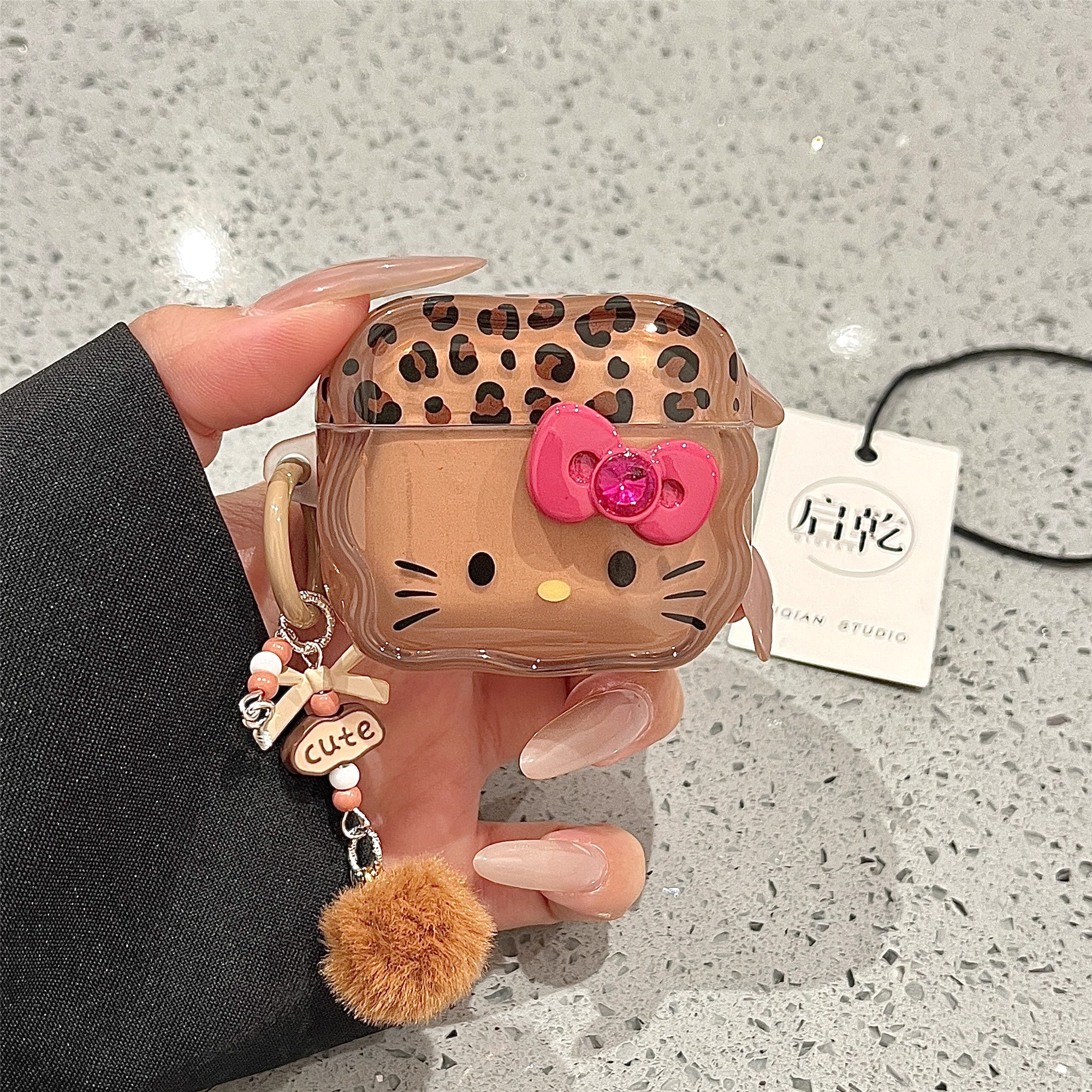 日本DEMIU棕色豹纹凯蒂猫挂件Airpods4/3耳机保护壳套2pro二三代新款适用苹果无线蓝牙哈喽HelloKitty甜酷