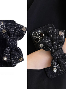 日本PAREO DOLL小香风黑色蝴蝶结腕带适用iPhone15promax手机壳苹果16可背带14斜挎13挂绳12秋冬11毛绒高级感