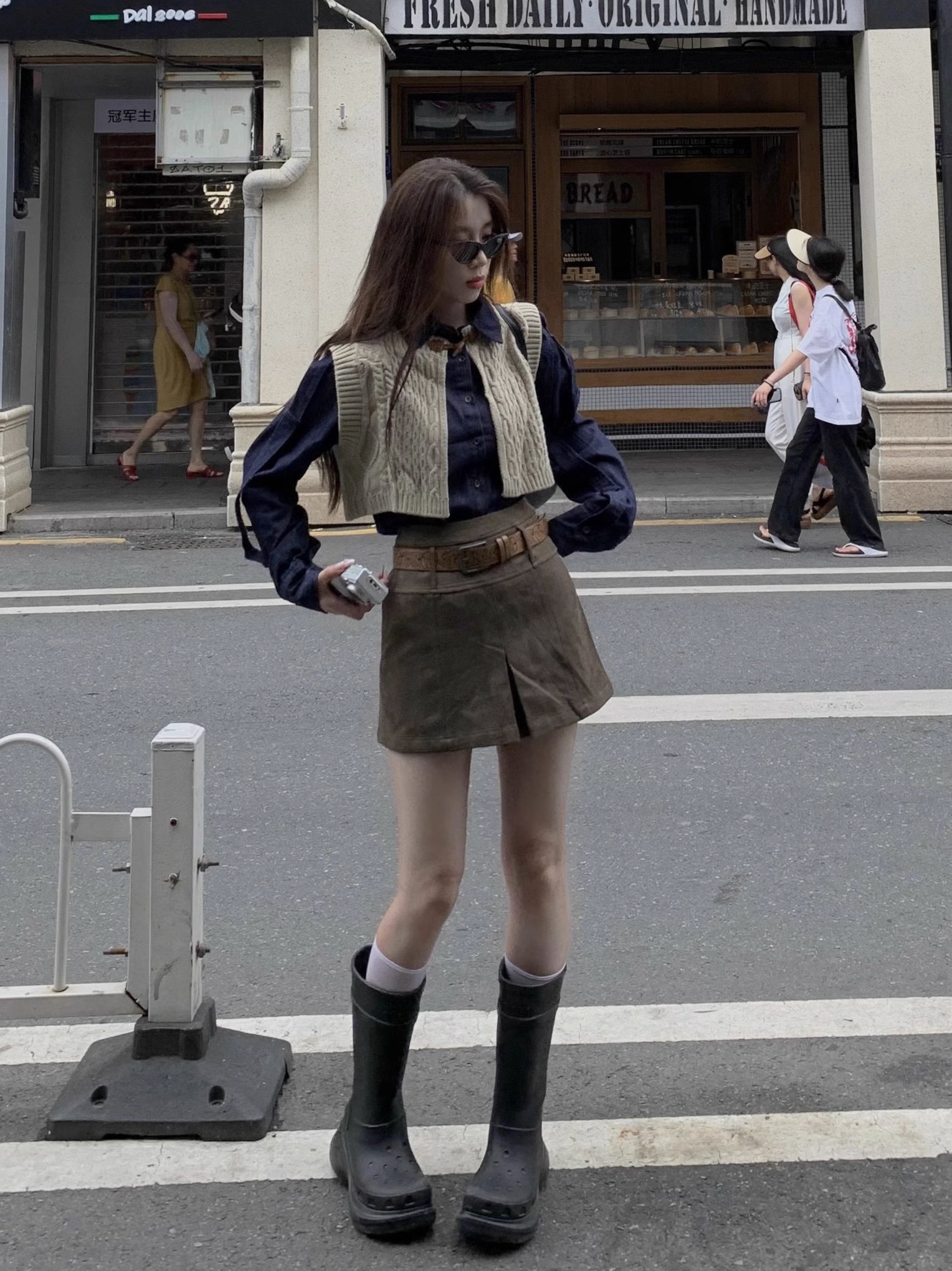 时尚学院风套装女秋冬新款搭配一整套针织马甲牛仔衬衫短裙三件套