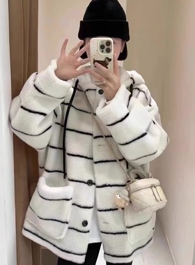 软糯白色条纹羊羔毛外套女秋冬新款高级感单排扣保暖加厚连帽上衣