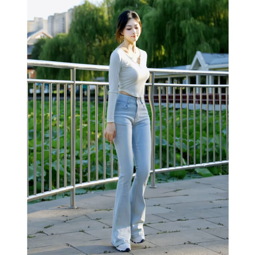 女士浅蓝高腰微喇显高显瘦牛仔裤