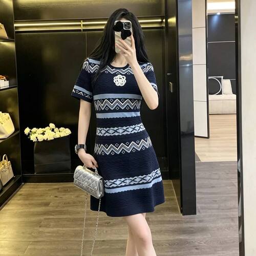 优雅条纹短袖修身显瘦连衣裙
