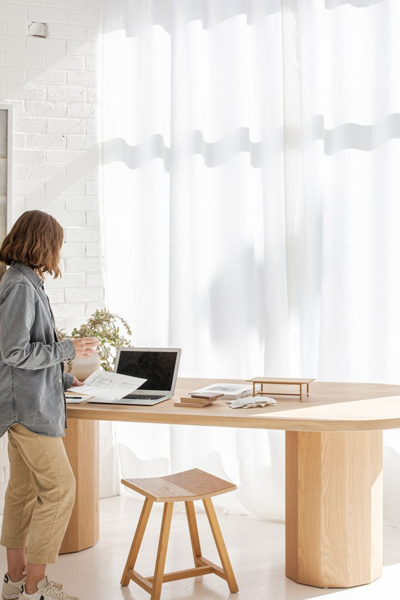 曦羽白橡木双腿椭圆餐桌