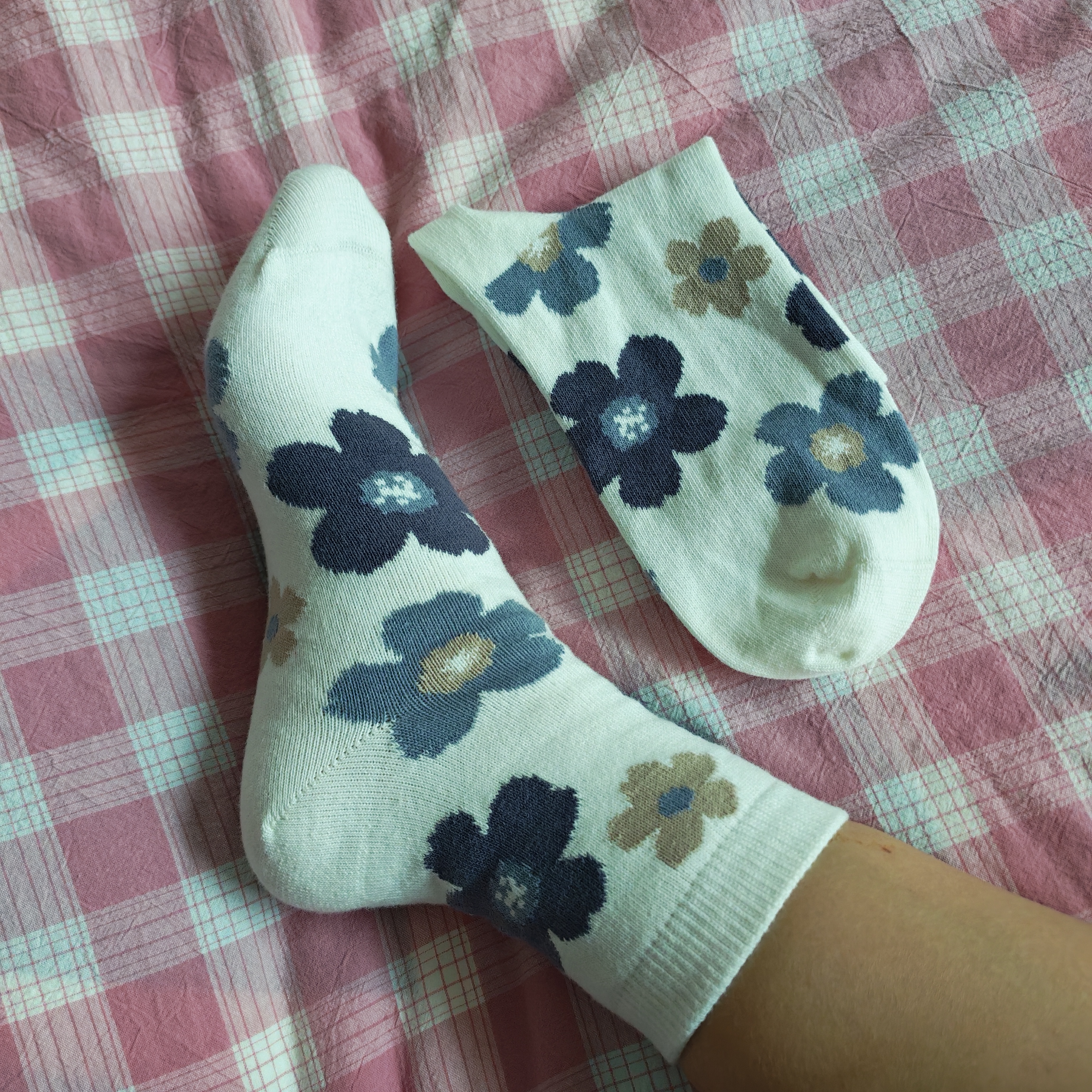 文艺复古小花袜子女中筒袜新款百搭棉袜日系韩国少女潮袜无骨缝合