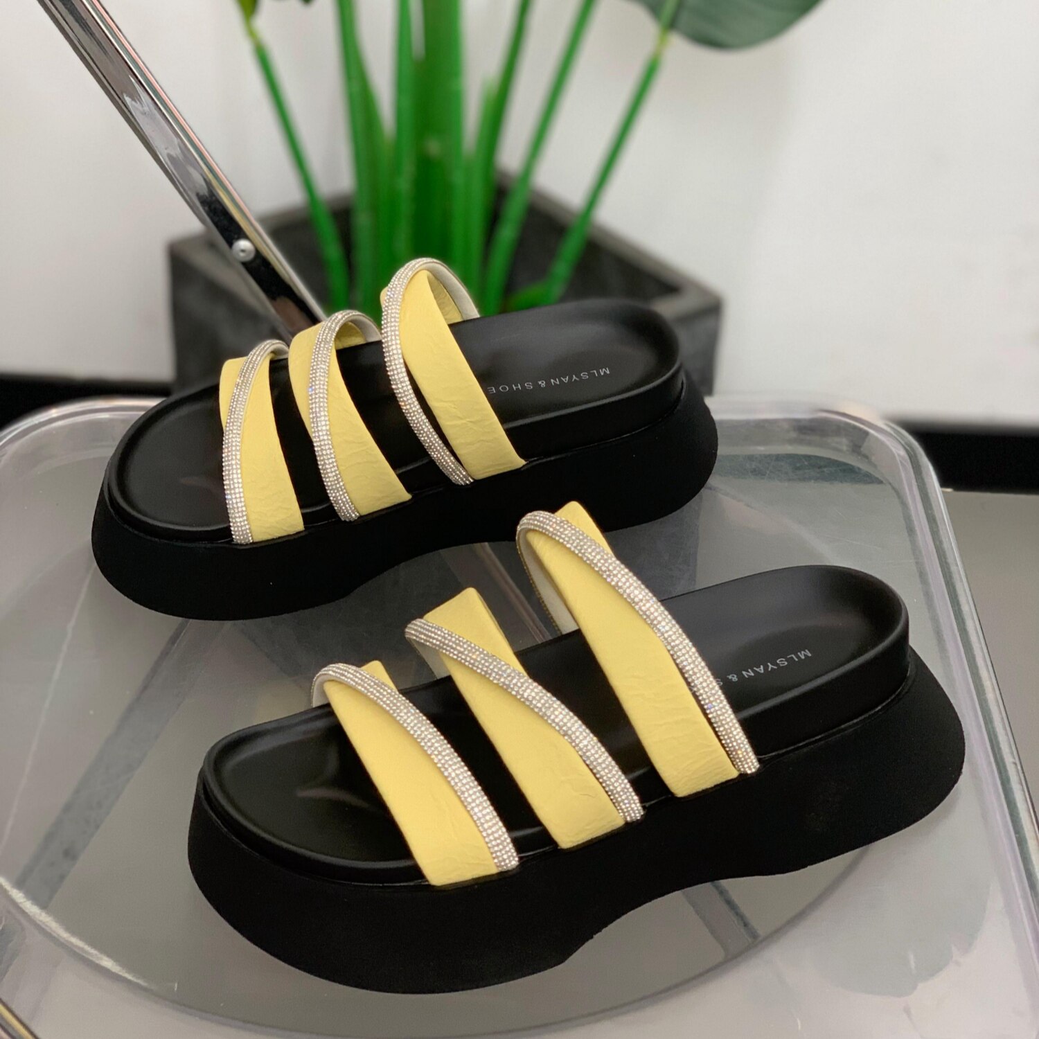 踩屎感厚底凉拖鞋女2025年夏时尚百搭配裙子仙女风水钻松糕一字拖