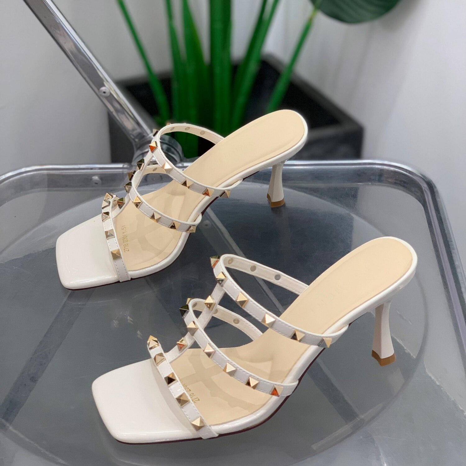 法式铆钉细跟凉拖鞋女外穿2025年夏季新款时尚百搭细跟高跟一字拖