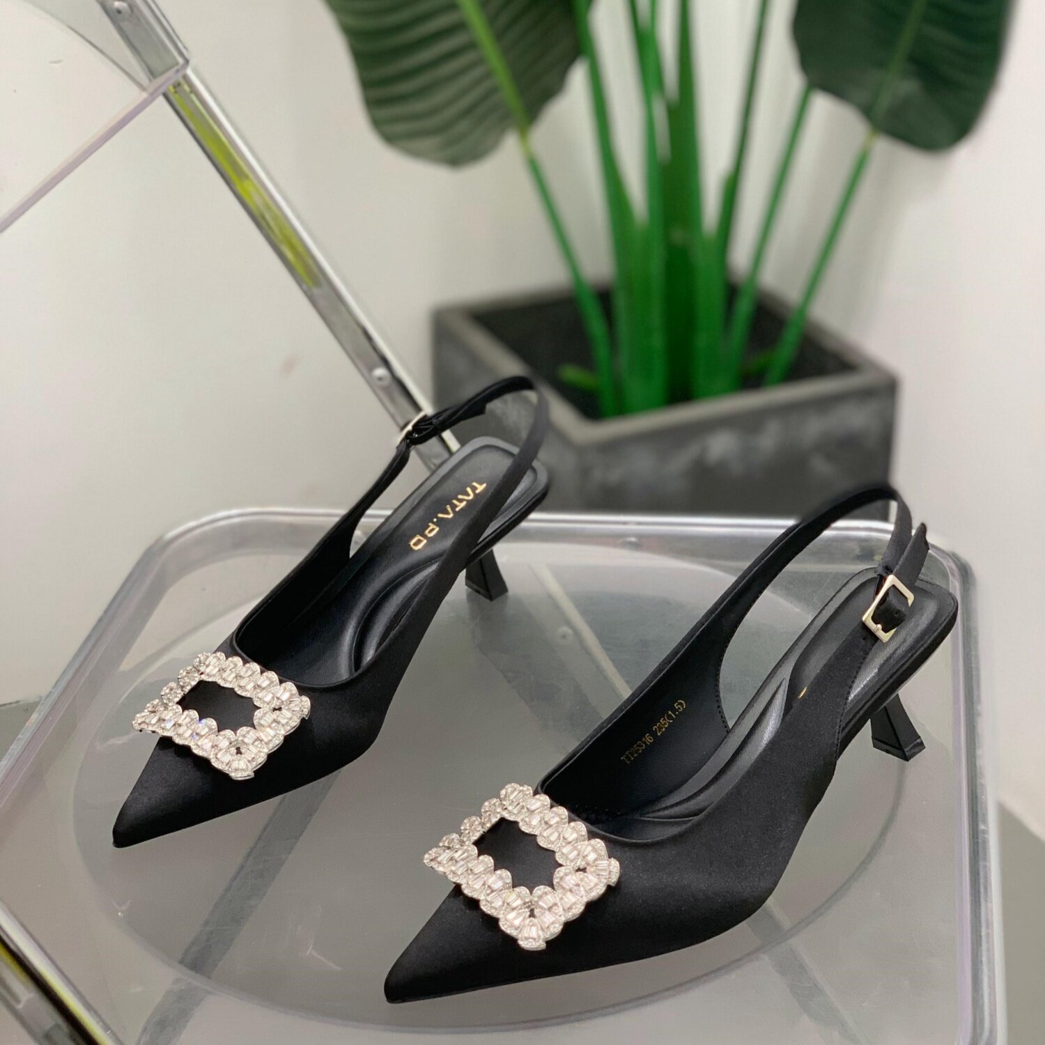 法式水钻方扣包头凉鞋女2026年夏季尖头细跟后空百搭气质高跟鞋子