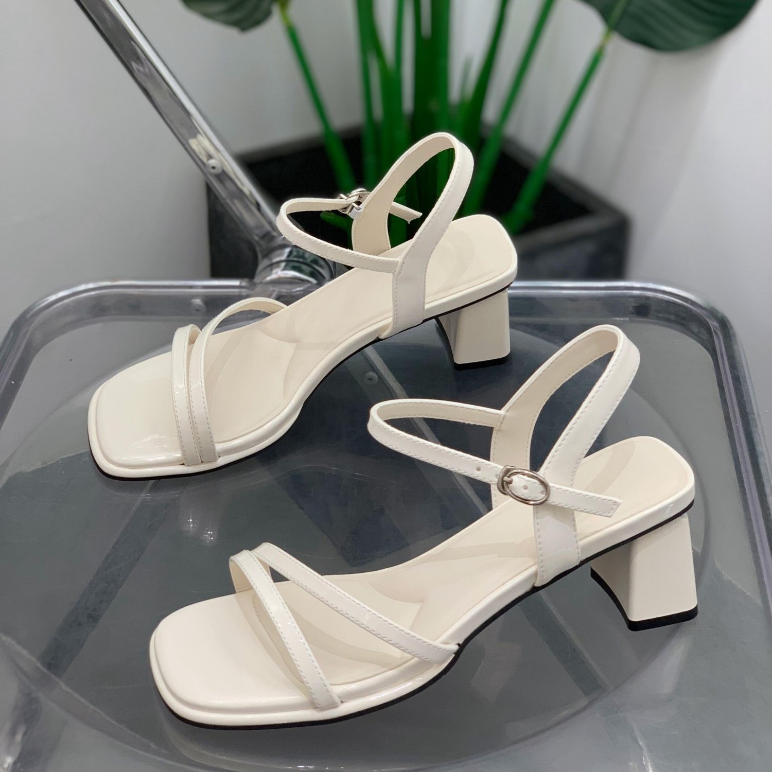 法式粗跟洋气一字带凉鞋女2025夏季新款方头时尚百搭配裙子高跟鞋