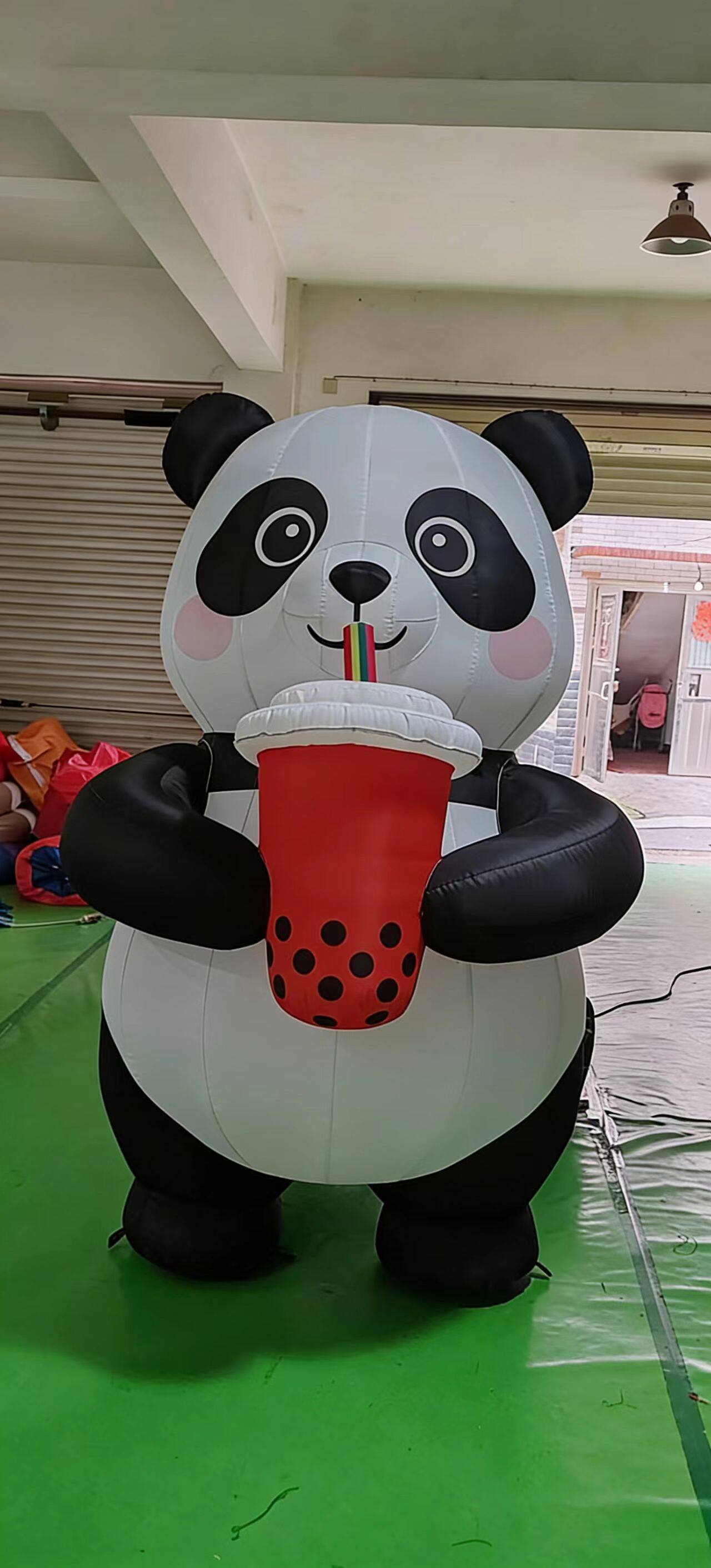 充气卡通熊猫抱奶茶杯气模,定制商场美陈装饰品大型落地摆件
