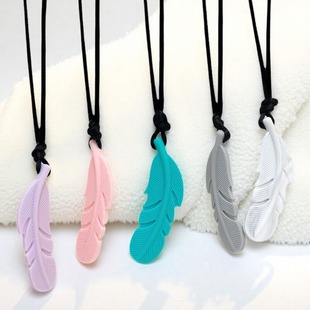 羽毛吊坠咬胶玩具宝宝牙胶婴儿食品级硅胶磨牙棒缓解出牙不适