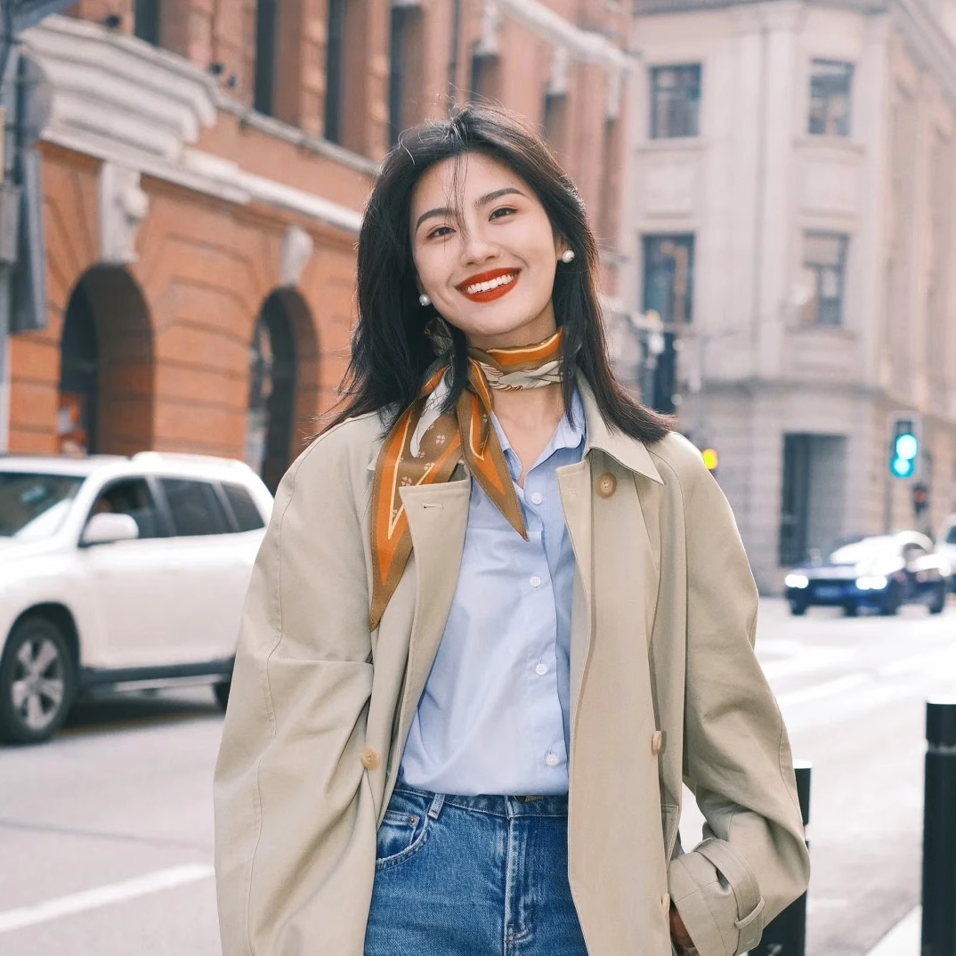 日本丝巾2025新款轻奢高级感女士脖子短款小型方巾围巾百搭洋气潮